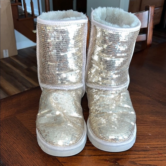 Gold Women’s UGH Classic Short Sequin Boots in size 8 - Picture 2 of 10
